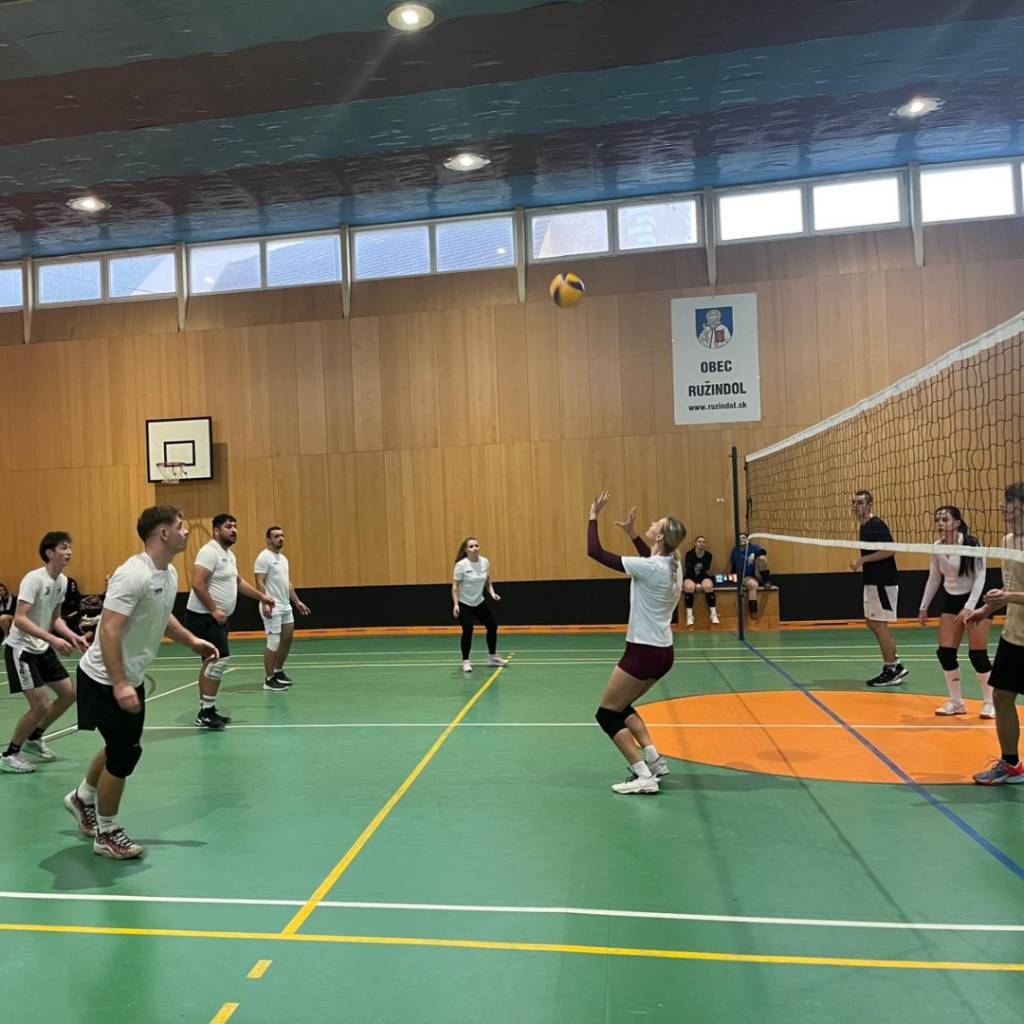 Tradície v obci je dôležité dodržiavať, preto sa aj tento rok konal Volejbalový turnaj, konkrétne 27. ročník. Turnaja sa zúčastnilo 6 súťažných tímov. Nálada na turnaji bola skvelá, tímom ďakujeme za výborné športové výkony a víťazom gratulujeme.