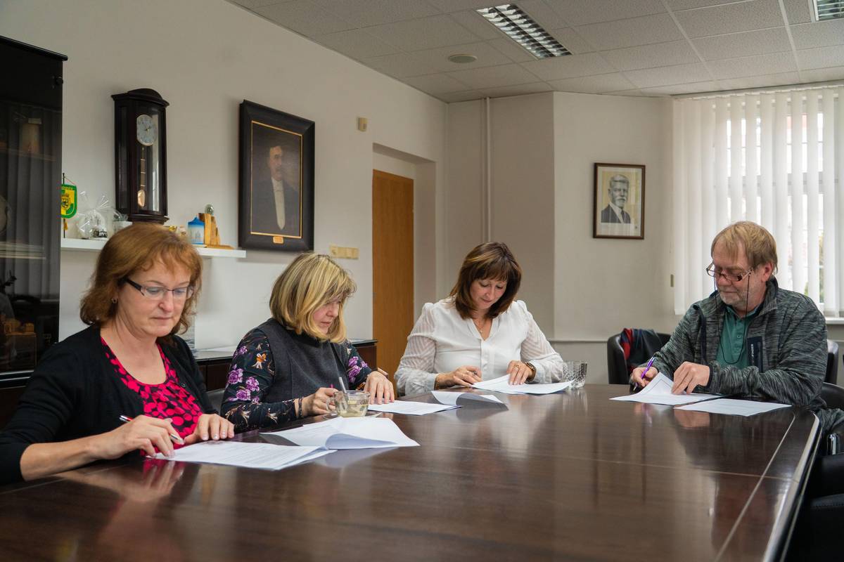 CHODOV (19. 11. 2025) - Nadační fond Chodov pomáhá rozdělil mezi čtyři chodovské základní školy celkem 200 tisíc korun. Každá z nich obdržela částku 50 tisíc korun určenou na aktivity podporující rozvoj žáků. „O jejich využití teprve budeme rozhodovat, ale vidím to nejspíše tak, že bychom peníze využili pro co největší skupinu dětí, například na nějaký výjezd,“ uvedla ředitelka 3. základní školy v Chodově Iva Jurnečková. Podle předsedy správní rady nadačního fondu Ladislava Zapfa putují poskytnuté prostředky na široké spektrum činností. „Peníze jsou určeny na podporu sociálních, kulturních, společenských, vzdělávacích, sportovních a zdraví prospěšných aktivit zaměřených na žáky školy, kteří jsou občany města Chodova a jeho okolí a vykonávají ve školním roce 2025/2026 povinnou školní docházku na dané škole,“ upřesnil. Nadační fond, který město založilo v roce 2022, už podpořil například nadaného klavíristu Adama Znamirovského, stacionář Mateřídouška či tenisovou naději Terezu Krejčovou. Naposledy pak přispěl mladé volejbalistce Emmě Ševcové a úspěšnému stolnímu tenistovi Tomášovi Novotnému. Na snímku jsou ředitelé chodovských škol při podpisu smlouvy o daru.