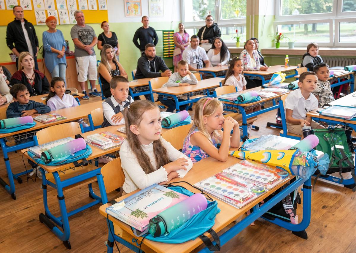 Přihlásit dítě k zápisu do první třídy základní školy jsou rodiče budoucích prvňáčků povinni v příštím roce již v době od 15. ledna do 15. února 2026. Ve školách v obvodu Ostrava-Jih je termín stanoven na 19. až 21. ledna 2026. Povinná školní docházka dětem začíná počátkem školního roku, který následuje po dni, kdy dítě dosáhne šestého roku věku, pokud mu není povolen odklad.  Přehled škol v obvodu Ostrava-Jih najdete na webu: https://ovajih.ostrava.cz/cs/o-jihu/aktualne/zapisy-do-prvnich-trid-jsou-nyni-nove-v-lednu