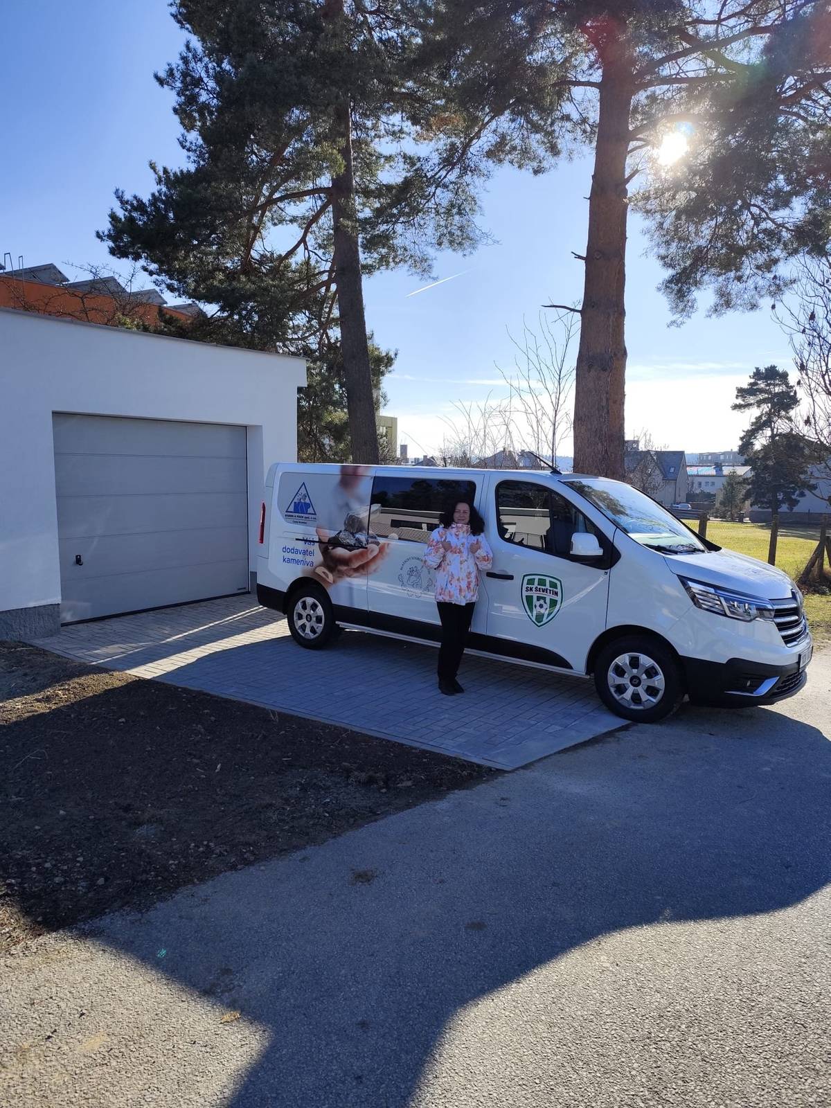 Vážení občané,  s radostí Vám oznamujeme, že díky finanční podpoře společnosti Kámen a písek byl pro náš městys pořízen nový devítimístný vůz. Tento automobil bude využíván pro sportovní a kulturní aktivity i pro potřeby Senior klubu. Věříme, že nový vůz přispěje k obohacení a rozšíření zájmových činností. Současně byla upravena také garáž - stará vrata byla nahrazena elektrickými a pro doladění celého zázemí byla zrealizována rovněž nová příjezdová plocha. Děkujeme všem, kteří se na realizaci tohoto projektu podíleli, přispěli tak k rozvoji našeho městyse.