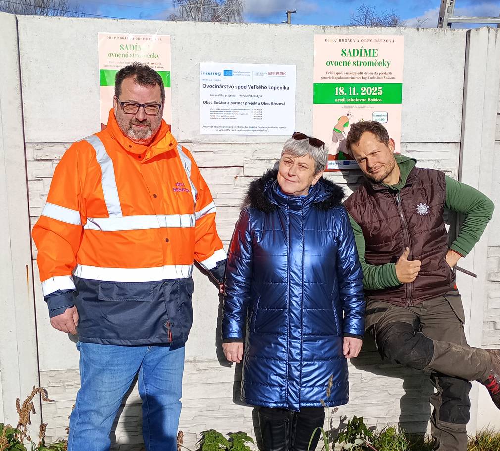 V rámci cezhraničného projektu Ovocinárstvo spod Veľkého Lopeníka Program : Interreg Slovensko – Česko 2021-2027 – Fond malých projektov prebehla 18.11.2025 výsadba 3 ovocných stromčekov v areáli Sokolovne v Bošáci. Boli vysadené  tradičné odrody jabloní, typické pre Březovú, aby symbolizovali partnerstvo oboch obcí. Výsadba bola lektorovanou ukážkou správnej výsadby a do práce sa s chuťou a záujmom pustila naša mladá generácia žiakov základnej školy. Mnulý týždeň, boli podobne vysadené 3 tradičné odrody hrušiek z Bošáce v Bŕezovej. Už dnes sa tešíme na bohatú úrodu v oboch parterských obciach spoločného projektu.