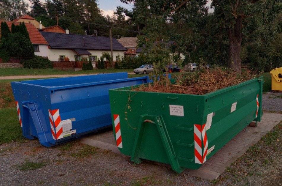 Ode dneška zůstává kontejner na bioodpad (tráva, rostlinné zbytky atd.) v Bosně a na Bytovkách a kontejner na keře a větve pouze v Bosně. Větší množství bioodpadu, můžete vyvézt přímo na kompostovací plochu (hned napravo viz obrázek č. 2 Mapy.cz)