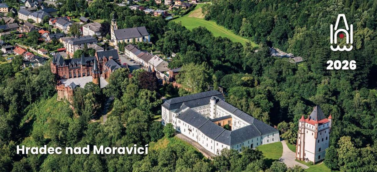 Pro rok 2026 jsme pro vás připravili opět čtrnáctidenní stolní kalendář, který přináší pohled na naše město a jeho okolí v proměnách všech ročních období. Každý list obsahuje fotografii zachycující atmosféru známých míst, která dělají naše město tak výjimečným.