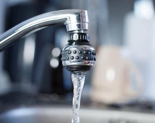 Vážení odběratelé, dovolujeme si vás informovat, že ve dnech 20.- 21.11.2025 bude z důvodu plánované opravy na přivaděči krátkodobě přerušena dodávka vody z hlavního vodního zdroje zásobujícího skupinový vodovod Poličsko. Zásobování distribuční sítě pitnou vodou nebude v této době omezeno, pouze bude zajišťováno z dalších využívaných vodních zdrojů. Upozorňujeme, že v souvislosti s tímto zásahem může přechodně dojít ke zhoršení senzorických vlastností pitné vody (barva, zákal). Zdravotní nezávadnost dodávané pitné vody není ohrožena. Situace bude průběžně monitorovaná a v případě potřeby budou neprodleně přijata odpovídající nápravná opatření tak, aby byla standardní kvalita dodávané vody co nejdříve obnovena. Aktuální informace v průběhu realizace akce bude provozovatel vodovodu zveřejňovat na webových stránkách www.vhos.cz. Děkujeme za pochopení.