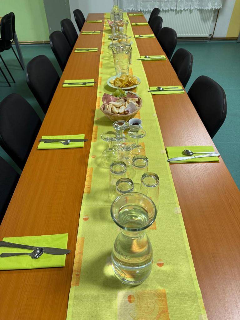 V pátek 14. listopadu 2025 se konala ve velké zasedací místnosti OÚ ochutnávka vín. Návštěvníci ochutnali vzorky bílých a červených vín ve spojení s různými pochutinami a poznali tak netradiční chutě. Příjemný večer provázelo povídání zkušeného vinaře. Atmosféru zachycují fotografie z akce.