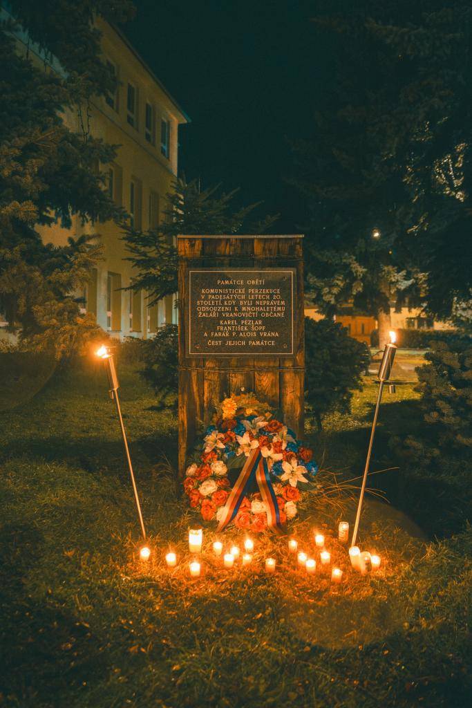 V podvečer 17. listopadu se u památníku obětí komunistické perzekuce na Masarykově ulici sešlo více než čtyřicet občanů Vranovic, aby si společně připomněli události spojené s bojem za svobodu a demokracii.