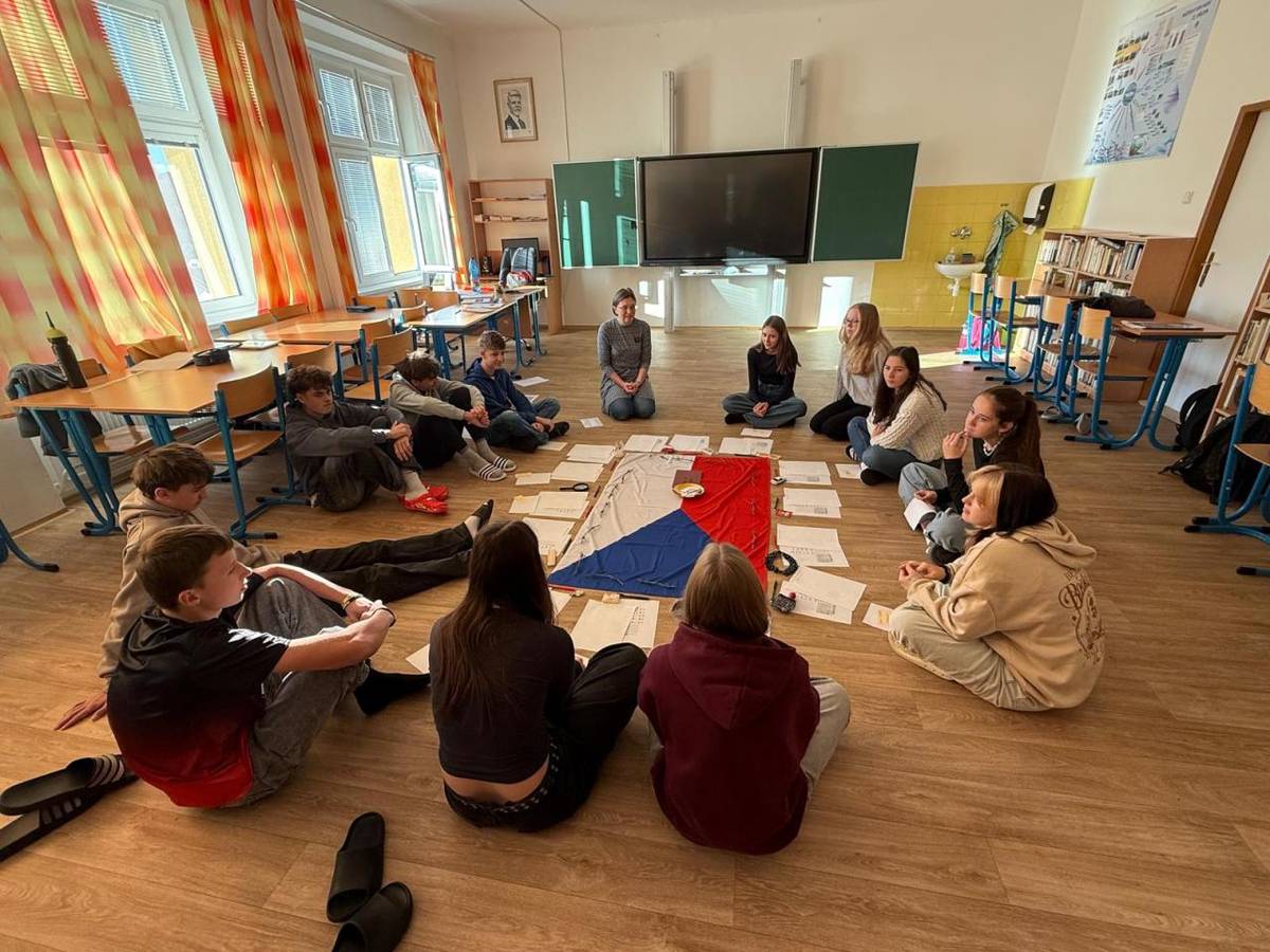 V pondělí 17.11. jsme si připomněli výročí sametové revoluce. Proto žáky 9.třídy navštívila p.Trojanová, děti si oživily události tohoto dne a důležité osobnosti té doby.