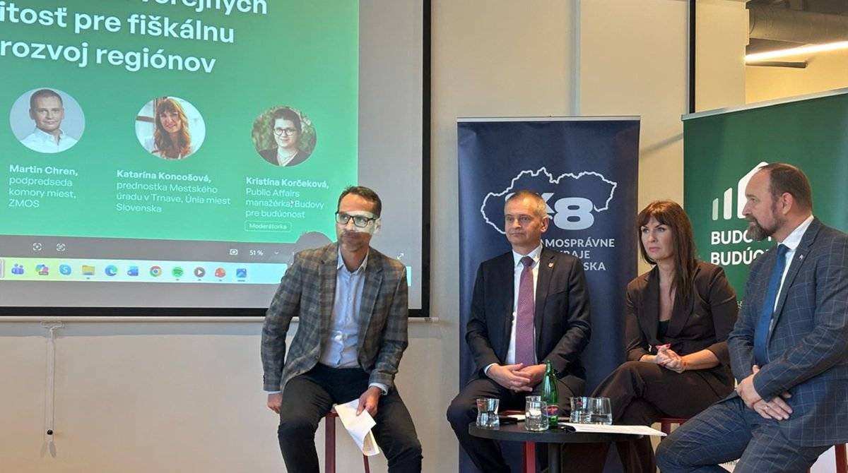 V utorok 18. novembra 2025 sa v Bratislave uskutočnila tlačová konferencia s názvom Výzva ministrom: Obnova verejných budov ako príležitosť pre fiškálnu zodpovednosť a rozvoj regiónov, na ktorej odborníci spolu so zástupcami miest, obcí a samosprávnych krajov apelovali na štyri rezorty vlády Slovenskej republiky, aby obnovu verejných budov zaradili medzi svoje priority. Za Mesto Trnava sa podujatia zúčastnila prednostka mestského úradu Katarína Koncošová. Rečníci na konferencii zdôraznili, že až tri štvrtiny verejných budov sú energeticky nehospodárne, čo ročne zaťažuje verejné rozpočty o milióny eur. Dostupné programy obnovy sa vyčerpali a žiadosti za 770 miliónov eur zostali neuspokojené. Bez dodatočných zdrojov hrozí zastavenie obnovy a tým aj prepad príležitostí v regiónoch. Obnova verejných budov je pritom jednou z najrozumnejších investícií pre štát – každých 100 miliónov eur investovaných do obnovy sa štátu vráti a prinesie o 30 miliónov eur viac na daniach a odvodoch. Nejde teda o náklad, ale príležitosť na úspory, zamestnanosť aj rozvoj regiónov. Je to jedna z mála oblastí, kde sa verejné investície zhodnocujú okamžite – pre ekonomiku, pre stavebný sektor aj pre ľudí. „Mestá a obce sú pripravené konať – projekty existujú, odborné tímy existujú, mnohé samosprávy majú pripravené povolenia aj konkrétne plány. Čo však chýba, je jasný záväzok štátu a stabilné, predvídateľné  financovanie. Ak neurobíme rozhodnutia dnes, doplatia na to obyvatelia v našich mestách. Ďalšie eurofondy prídu v roku 2028. A Slovensko si jednoducho nemôže dovoliť stratiť ďalšie tri roky nič nerobením a stratou potrebných zdrojov, ktoré majú smerovať do rozvoja a udržateľnosti našich miest. Ak chceme moderné, bezpečné, udržateľné školy, škôlky, nemocnice a verejné služby, toto je moment, keď sa musí štát rozhodnúť,“ povedala prednostka MsÚ Katarína Koncošová.