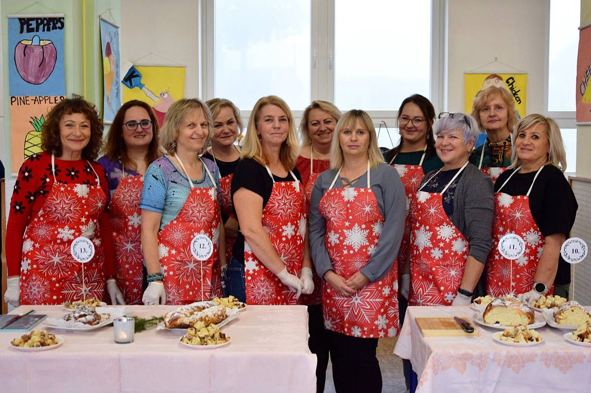 V sobotu 15.11. se konal ve školní jídelně již 13. ročník veřejné soutěže o nejlepší vánočku pod Rýchorami, které se zúčastnilo celkem 22 soutěžích (20 žen a 2 muži). Cenu poroty za 1. místo získala paní Váchalová a cenu veřejnosti za 1. místo paní Horká. Děkujeme řediteli Základní školy za zapůjčení prostoru jídelny, Sociální a zdravotní komisi města Žacléř za opět perfektní organizaci této akce a také paní Janě Jaklové za skvělé fotografie.