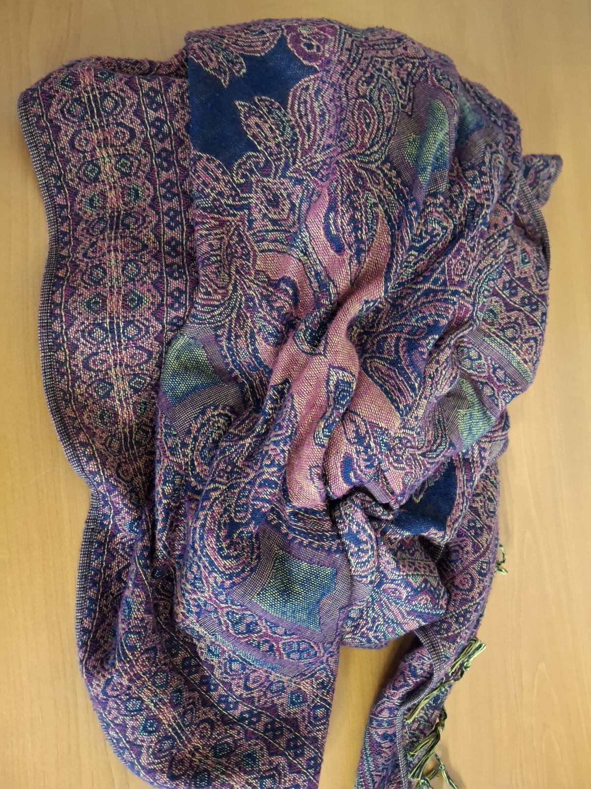 Před úřadem se našla šála. Majitelka si ji může vyzvednout v kanceláři.