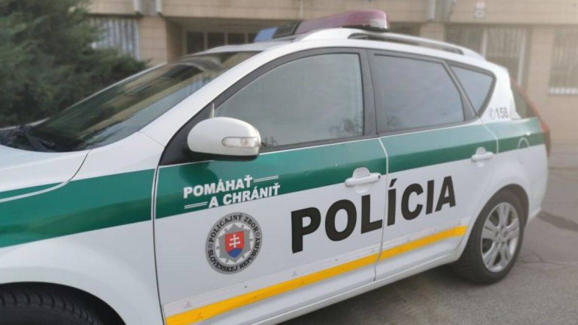 Okresné riaditeľstvo Policajného zboru žiada chodcov a cyklistov, aby na cestách nezabúdali na svoju bezpečnosť.