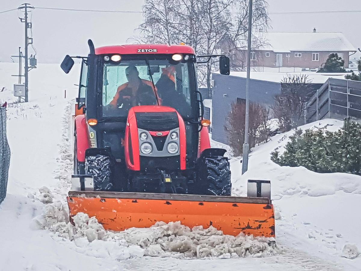 ❄️ ZIMA SE BLÍŽÍ a technické služby města jsou připraveny postarat se v průběhu zimní sezóny o údržbu 94 km komunikací v Hlučíně, Darkovičkách a Bobrovníkách. Do terénu vyrazí 16 vozidel a mechanizmů, v případě kalamity i posily z externích firem. 🚛 Co je připraveno? • 110 tun posypové soli • 250 tun inertního materiálu • 5 územních pásem a týmy, které vyrazí do akce současně  ℹ️ Hlavní průtah I/56 a některé další ulice má na starosti ŘSD a Správa silnic MSK.  ❄️ Společně to zvládneme! Více na: https://bit.ly/4ickfY2