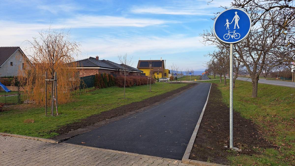 Upozorňujeme občany a návštěvníky Velkých Němčic, že dokončená cyklostezka mezi Velkými Němčicemi a silnicí do sadu není zatím veřejnosti přístupná. Chápeme, že Vás nová cyklostezka láká, ale není zatím uvedena do provozu. Stavba je sice dokončena, ale není zkolaudována. Na kolaudaci se v současné době pracuje. Také dojde k výměně litinového roštu na propustku. O uvedení do provozu cyklostezky budete okamžitě informováni. Vstup na cyklostezku je tedy na vlastní nebezpečí. Děkujeme za pochopení.