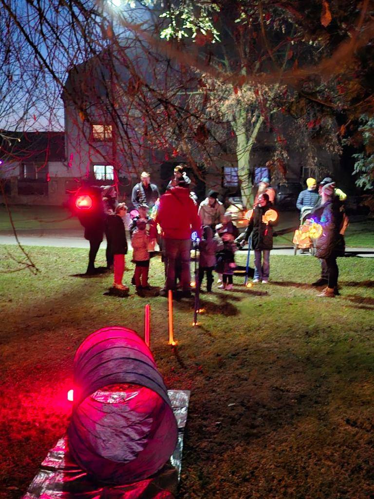 7.11. proběhla spolupráce rodičů s mateřskou školou na akci Lampiónový průvod. Účast byla velká, v průvodu bylo cca 73 dětí a k tomu jejich rodiče.....