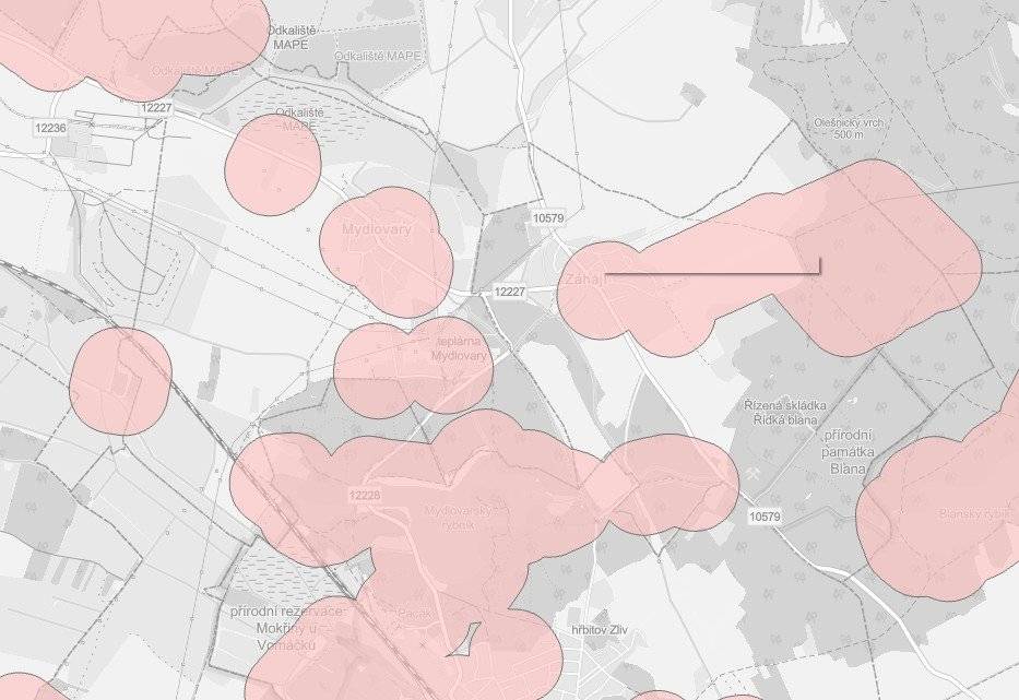 Mapová aplikace omezení pyrotechniky   Mydlovary jsou celé v zóně zákazu!  Mapa obsahuje zóny, ve kterých je zakázáno zacházet s pyrotechnickými výrobky s výjimkou kategorie F1 podle § 35b zákona č. 344/2025 Sb., kterým se mění zákon č. 206/2015 Sb., o pyrotechnických výrobcích a zacházení s nimi a o změně některých zákonů (zákon o pyrotechnice),  ve znění pozdějších předpisů, a další související zákony. Účinnost zón s omezeným používáním pyrotechniky je stanovena od 1. 12. 2025. Dále je podle § 16 zákona č. 114/1992 Sb., o ochraně přírody a krajiny, ve znění pozdějších předpisům, na celém území národních parků zakázáno provádět ohňostroje nebo používat zábavní pyrotechniku. § 35b Zákaz zacházení s pyrotechnickými výrobky Zacházet s pyrotechnickými výrobky s výjimkou kategorie F1, pokud jde o jejich odpalování, a dále jejich užívání k provádění ohňostrojných prací nebo ohňostrojů, je zakázáno ve vzdálenosti do 250 m nebo, stanoví-li návod k použití větší bezpečnou vzdálenost, do této vzdálenosti od a) stavby zařízení poskytujícího zdravotní lůžkovou péči, domova pro seniory, domova pro osoby se zdravotním postižením, domova se zvláštním režimem, denního stacionáře, týdenního stacionáře nebo centra denních služeb, b) pozemku, na němž je provozován útulek, záchranná stanice, záchranné centrum nebo zoologická zahrada, nebo c) objektu evidovaného v evidenci hospodářství podle objektů určených k chovu evidovaných zvířat vedené podle zákona o zemědělství. Podle § 35c novely zákona mohou obce rozšířit zákaz zacházení s pyrotechnickými výrobky obecně závaznými vyhláškami.