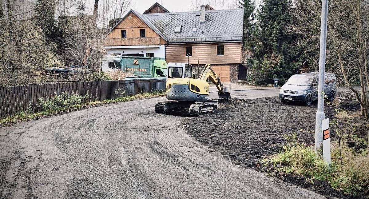 Dobrý den, v pátek dne 21. 11. 2025 bude probíhat asfaltování místních (objízdných) komunikací v lokalitě od Mníšku k Ekocentru. Prosíme o vyparkování vozidel a nevjíždění na asfalt v čase 8:00 - 20:00. Děkuji za pochopení. Jana Šťastná