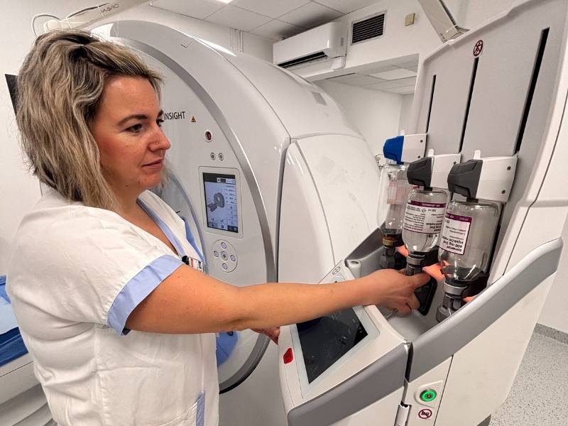 Krajská nemocnice Jihlava pořídila nový přístroj pro počítačovou tomografii (CT) za téměř 48 milionů korun. Moderní technologie umožní rychlejší a přesnější vyšetření s nižší dávkou záření, což znamená větší bezpečí a komfort pro pacienty. „Jde o významný krok v diagnostické péči pro celý kraj,“ uvedl ředitel nemocnice Alexander Filip. Nový přístroj využívá umělou inteligenci pro zpracování obrazu a dokáže detailně zobrazit vnitřní orgány, kosti i cévy – třeba při vyšetření úrazů, nádorů či mozkových příhod. „Získáme velmi jemné a přesné snímky, které pomohou lépe stanovit diagnózu,“ doplnila primářka radiologie Martina Wollmuthová. Investice je součástí dlouhodobé strategie nemocnice modernizovat vybavení a zlepšovat péči pro pacienty v celém Kraji Vysočina.