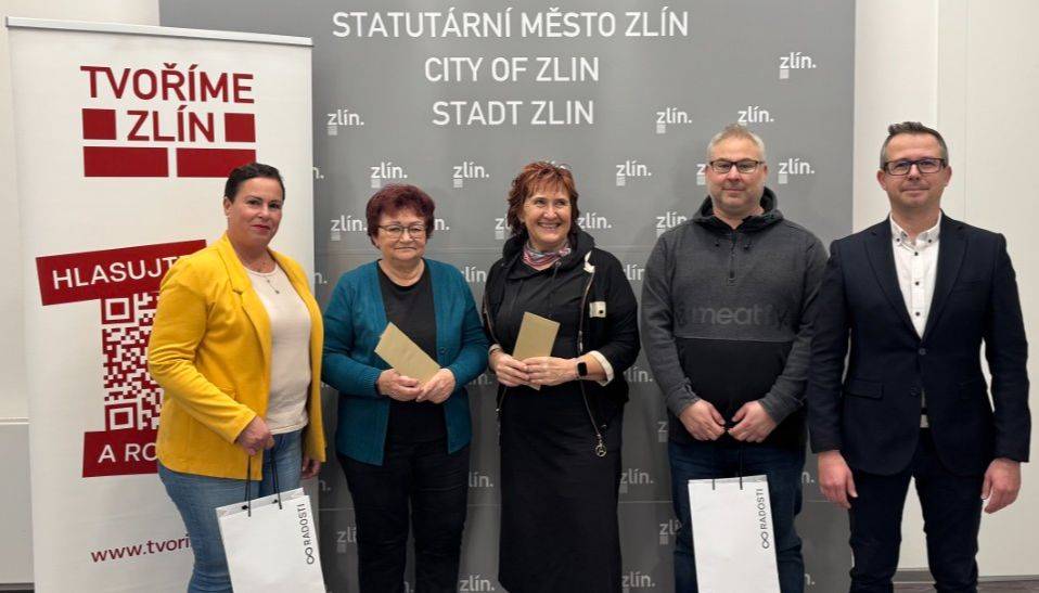Zlín - Veřejné hlasování o vítězných návrzích v projektu Tvoříme Zlín se blíží do finále, poslední možnost zapojit se budete mít v neděli 23. listopadu. Stejně jako loni je hlasování spojeno s třemi losováními o poukázky v hodnotě 1 tisíc korun na nákupy v OC Zlaté Jablko a o dárkové předměty statutárního města. Závěrečné losování se uskuteční v pátek 21. listopadu.