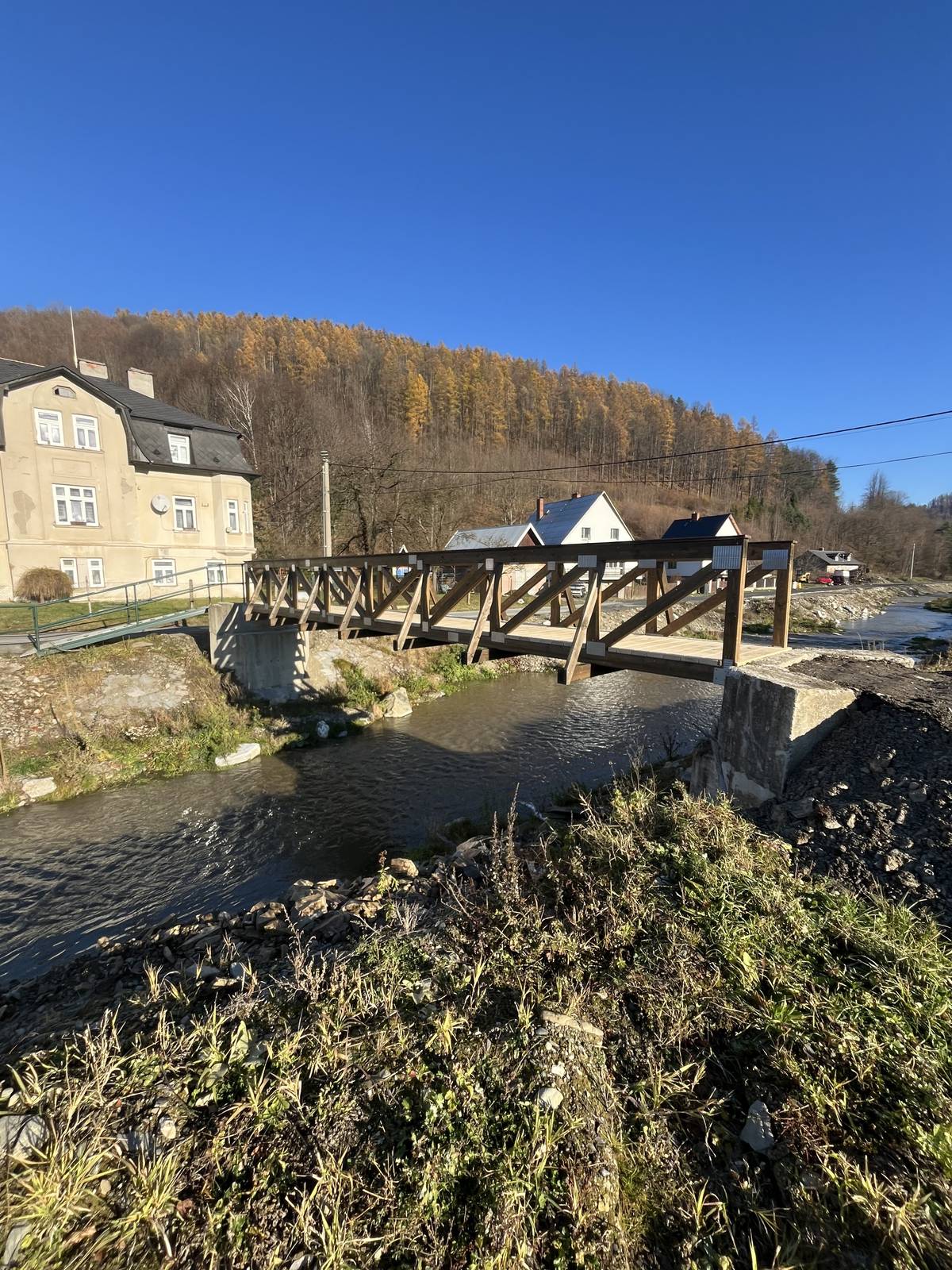 V minulém týdnu proběhla oprava lávky v Hejnově, kde došlo k instalaci nového zábradlí. Práce realizovala firma DH Metal z Bruntálu.  V Holčovicích firma Ingenia realizovala dřevěnou lávku u bytového domu č.p. 139. Nová lávka pomůže ke zkrácení trasy pro občany žijící za řekou a nemusí tak procházet nepřehledným úsekem po hlavní silnici od bývalé pily. Do konce tohoto týdne proběhne ještě úprava přístupové cesty k lávce od hlavní silnice.