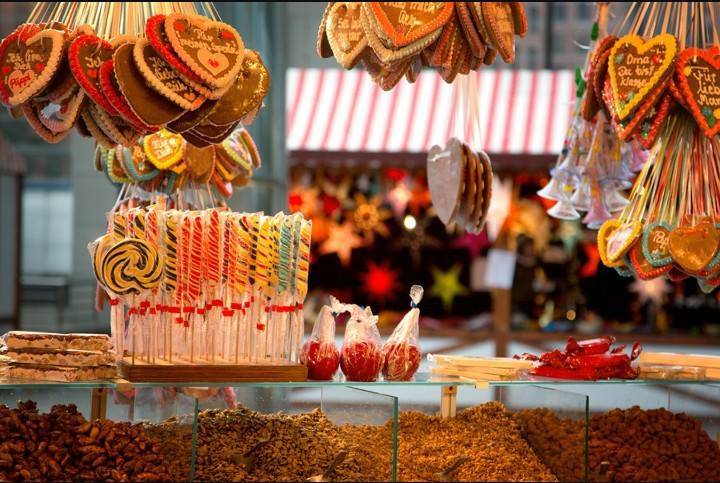 Pozývame Vás na tradičné vianočné trhy v parku pri kostole sv. Ladislava, ktoré sa budú konať 13. decembra so začiatkom o 15:00 hod. Počas trhov si môžete kúpiť domáce výrobky. O občerstvenie a zábavu bude postarané. Počas večera vystúpia aj žiaci z našej MŠ a ZŠ. Tešíme sa na Vás.