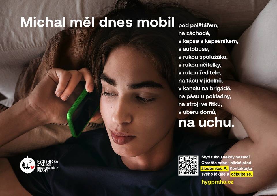 Na území hlavního města Prahy dochází k výraznému nárůstu případů virové hepatitidy A (tzv. „nemoci špinavých rukou“). Jak se nemoc šíří? Hepatitida A se přenáší především nedostatečně umytýma rukama, kontaminovanou vodou, potravinami nebo přes znečištěné předměty (např. kliky, madla). Zdrojem nákazy je vždy nakažený člověk. Jak se chránit? Očkování je nejúčinnější ochranou. První dávka poskytuje rychlou imunitu, druhá dávka zajistí dlouhodobou ochranu (až 10 let). Dodržujte zásady hygieny rukou – myjte si ruce mýdlem po použití toalety, před jídlem a po cestování MHD. Manipulujte bezpečně s potravinami, pijte nezávadnou vodu. Proč očkování? Onemocnění může mít vážný průběh, zejména u dospělých a osob s chronickým onemocněním jater. Léčba je pouze podpůrná, neexistuje cílený lék. Po prodělání nemoci je nutná dlouhá rekonvalescence. Kde se očkovat? Očkování poskytují praktičtí lékaři a očkovací centra. Doporučujeme si zavčas rezervovat termín. Informace najdete na https://www.hygpraha.cz Foto: hygpraha.cz