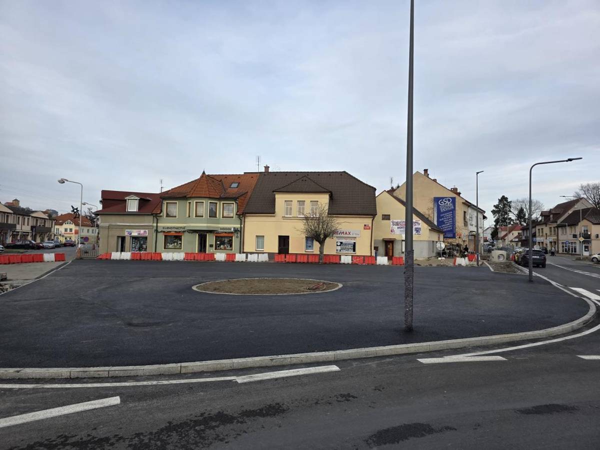 Vážení spoluobčané,  v prostoru na náměstí Na Burse před zlatnictvím byly o víkendu provedeny dočasné úpravy povrchu. Jedná se o prozatímní řešení před realizací finálního projektu celého náměstí, který je v současné době v projekční přípravě.