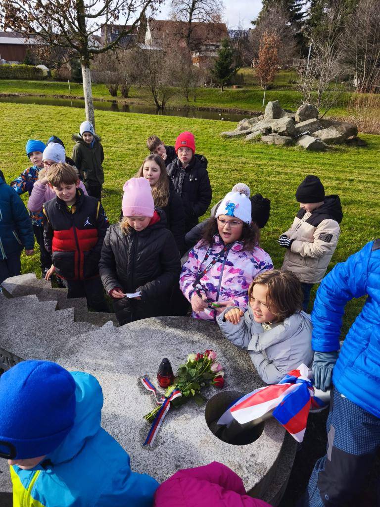 Třídy 4.A a 5. společně prožily zážitkový projekt věnovaný 17. listopadu.