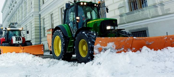 V súvislosti s vykonávaním zimnej údržby komunikácií v obci dôrazne upozorňujeme majiteľov motorových vozidiel, aby tieto neparkovali na miestnych komunikáciách a chodníkoch, pretože bránia plynulému prejazdu vozidla zimnej údržby.