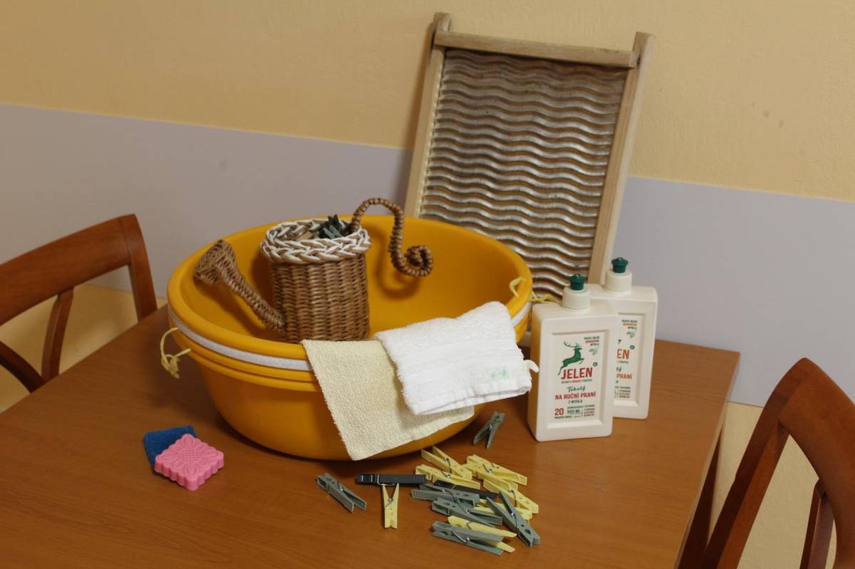 S klienty jsme si dopřáli jednu z dalších reminiscenčních aktivit, při které jsme se společně vrátili k dávným domácím činnostem.   Klienti si vyzkoušeli praní na valše, ždímání i věšení prádla.  Při práci jsme si společně vyprávěli a sdíleli vzpomínky a zážitky z dob, kdy se pralo ručně.