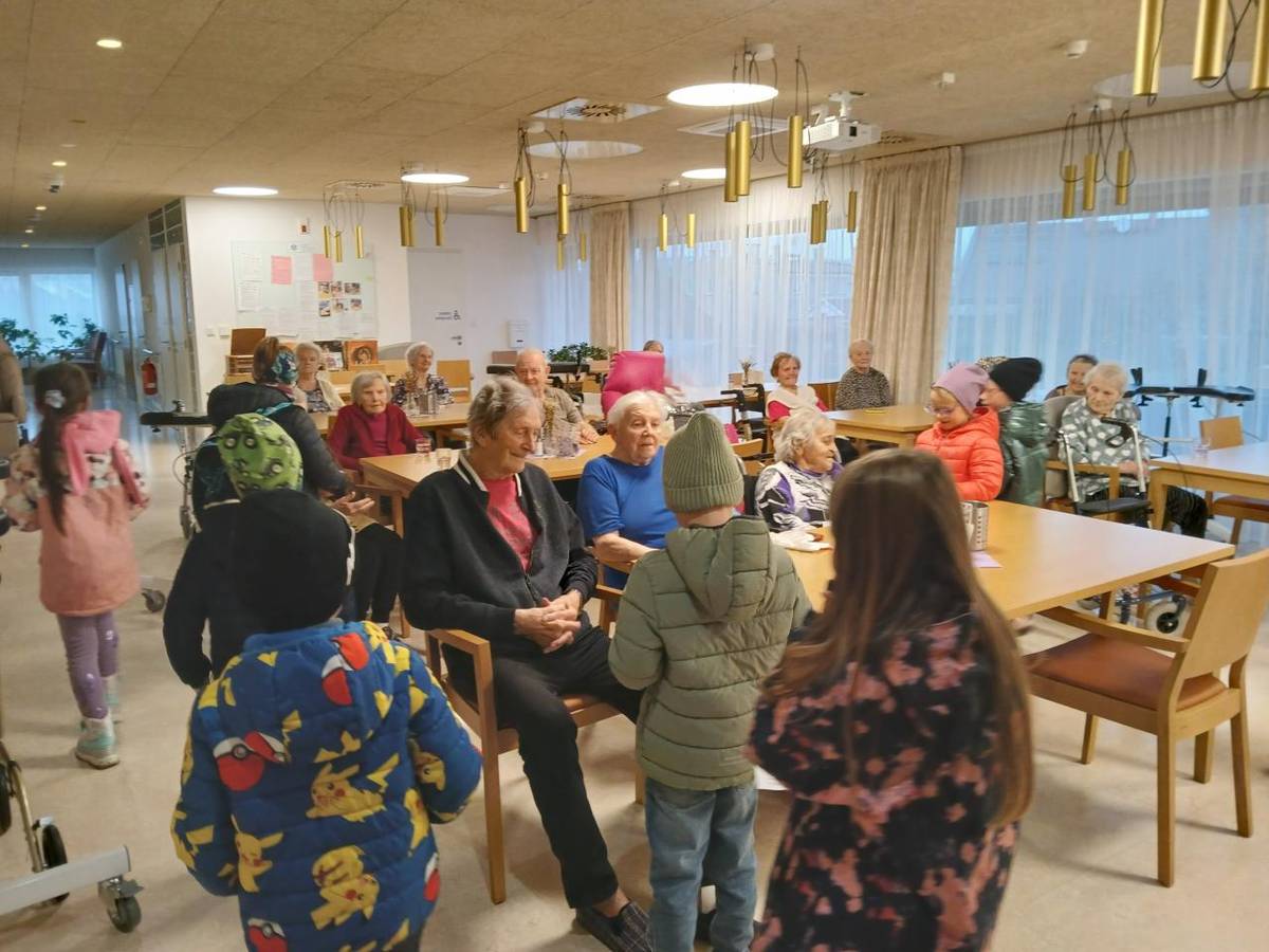 Na den 13. listopadu připadá Světový den laskavosti. V Domově pro seniory Oblouková nám ho zpříjemnila návštěva dětí ze školní družiny Základní školy Dr. Hrubého 2, Šternberk.