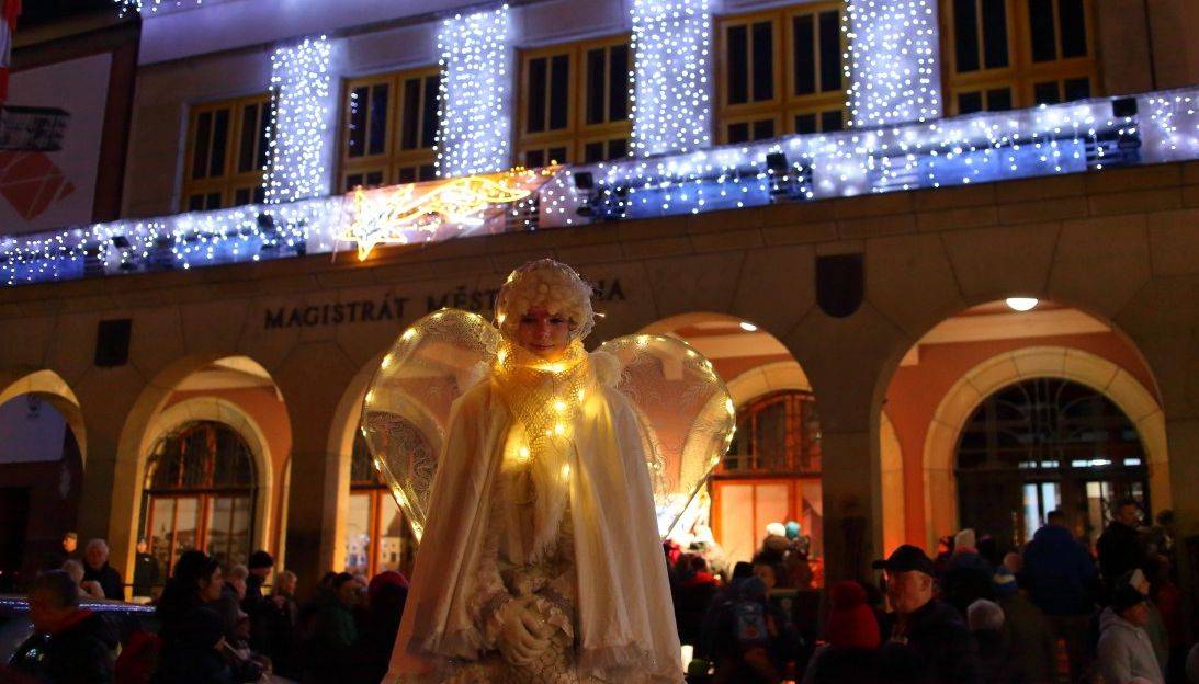 Zlín - Když se Zlín oblékne do světel a vůně punče se rozline po náměstí Míru, znamená to jediné, začíná Adventní Zlín. Letos se ponese v duchu Valašských Vánoc, které do města přinesou hřejivou směs tradic, lidové muziky a pravé adventní atmosféry. Program odstartuje už v pátek 28. listopadu a potrvá do neděle 4. ledna 2026.