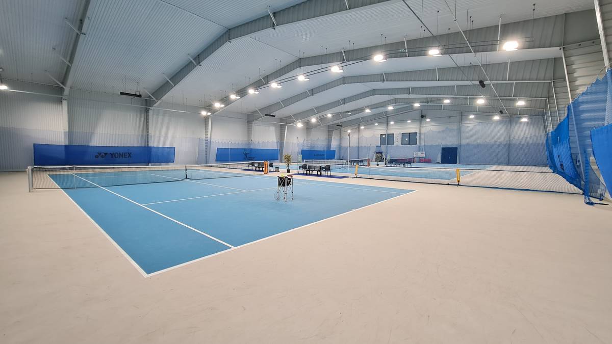 📍 Do Hradce Králové míří největší tenisová událost na území města za posledních třicet let – mezinárodní tenisový turnaj mužů HIT OPEN Hradec Králové 2025. Turnaj je zařazený do okruhu turnajů Mezinárodní tenisové federace (ITF) a účastní se ho hráči světového žebříčku ATP 300-500 📍 Od 24. do 30. listopadu bude v tenisovém areálu Sportpark Hit v Třebši bojovat o vítězství a body do světového žebříčku 32 hráčů ve dvouhře a 16 párů ve čtyřhře. Harmonogram ◾ 23.–24. listopadu | kvalifikace ◾ 25.–26. listopadu | úvodní kola ◾ 27. listopadu | 2. kolo dvouher + čtvrtfinále čtyřher ◾ 28. listopadu | čtvrtfinále dvouher + semifinále čtyřher ◾ 29. listopadu | semifinále dvouher + finále čtyřhry ◾ 30. listopadu | finále dvouhry 🎟️ Další informace a odkaz na zakoupení vstupenek naleznete na www.sportparkhit.cz