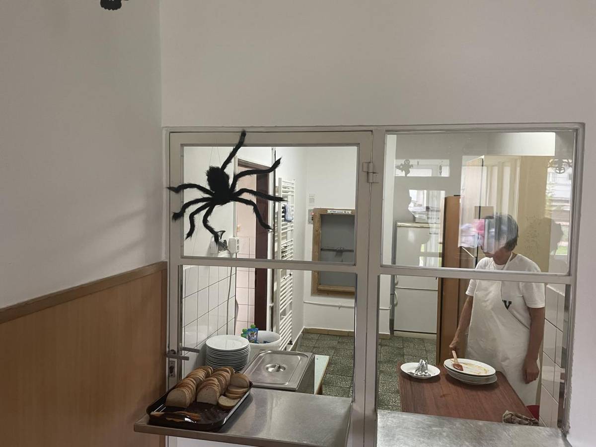 Naše paní kuchařky krásně tematicky vyzdobily školní jídelnu :)