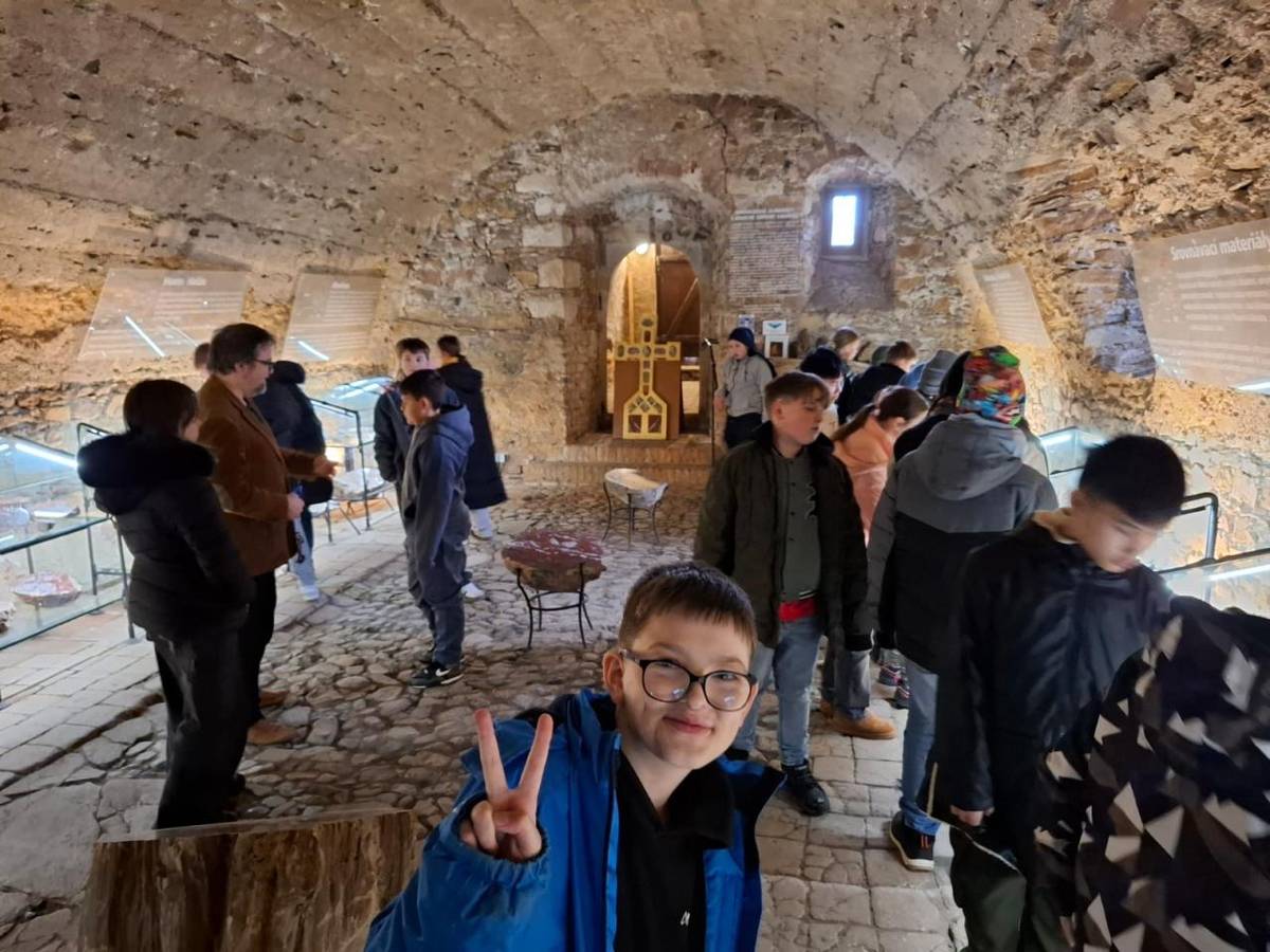 V rámci výuky dějin pravěku vyrazily ve středu 19.11. třídy 6. A a 6.B do Františkánského kláštera na výstavu „Keltská Agara“ a program o historii města.