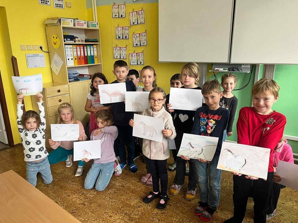 Obě dvě oddělení školní družiny se účastnily výtvarné soutěže "Nakresli koně a vyhraj místo v počítačové hře".