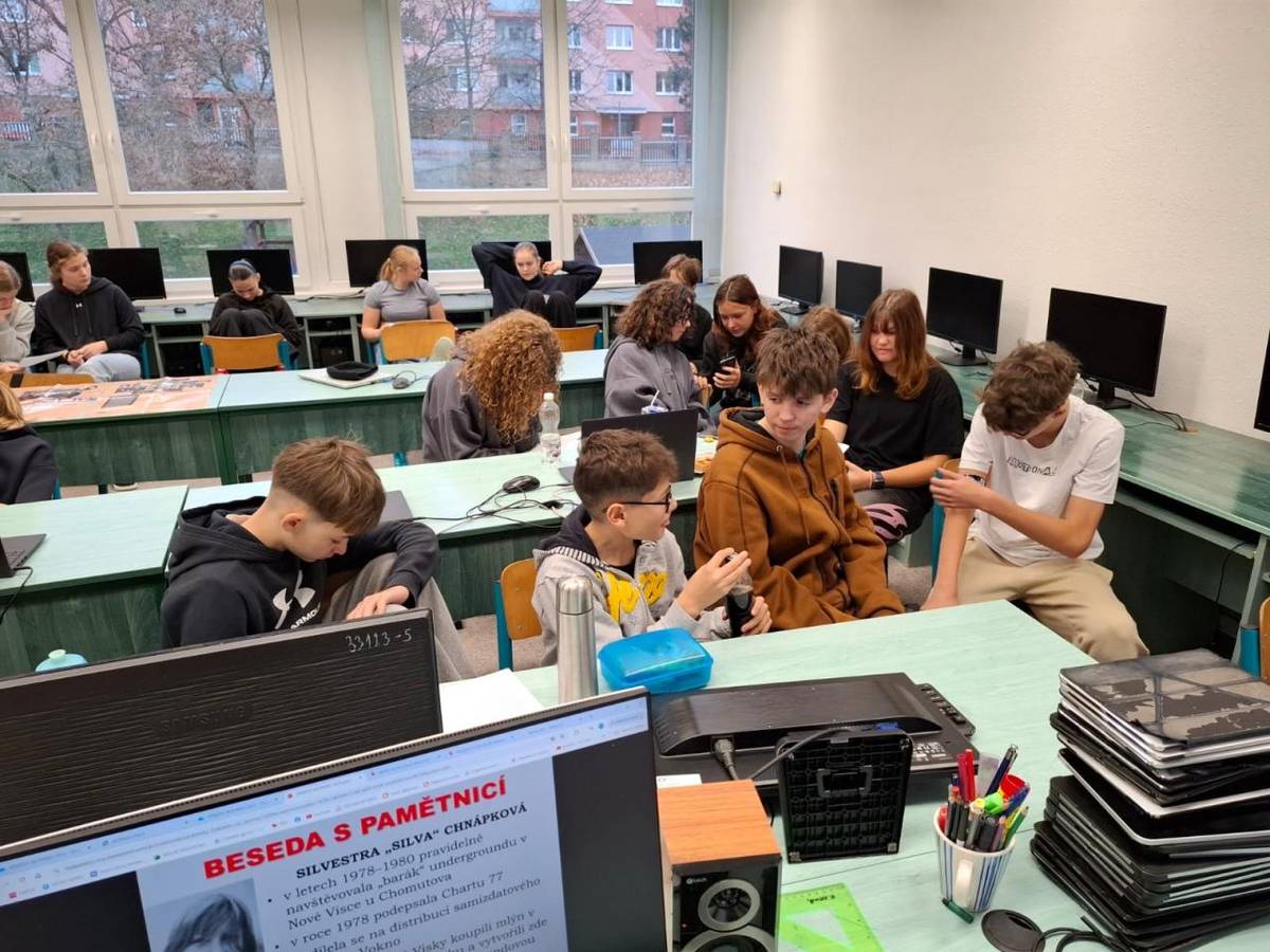 Ve čtvrtek 20. 11. se na naší škole uskutečnil již tradiční listopadový projektový den s názvem „Příběhy bezpráví 2025.“