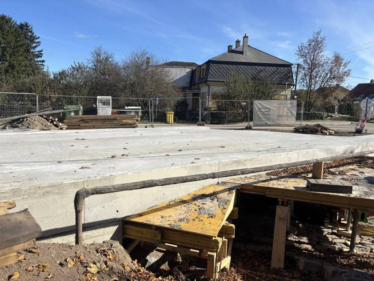 ????Minulý týden byl položen asfaltový povrch, tento týden by mělo být odstraněno provizorní přemostění a nakonec bude nainstalováno zábradlí.