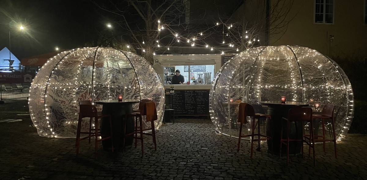 Možná vás překvapí, že přímo na náměstí vyrostly dvě nové fóliové kopule, ve kterých si můžete v teple a pohodlí vychutnat něco dobrého. Když jsme museli kvůli rekonstrukci vinotéku uzavřít, nenapadlo mě, že provozovatel přijde s tak originálním řešením – ale skutečně to funguje skvěle. Uvnitř je příjemné teplo, pohodlné sezení a náš Víťa se svým týmem roznáší dobrou náladu a stará se o to, abyste se cítili příjemně. Pokud jste to ještě nezkusili, určitě se zastavte. Stojí to za to. Petr Beneš, starosta obce