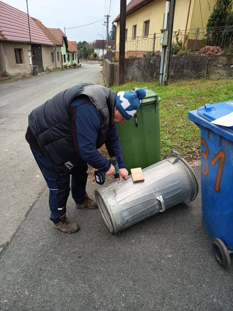 Dne 20. listopadu 2025 byla v Hluzově zahájena první etapa čipování popelnic na komunální odpad. Čipovány byly nádoby od horního konce po číslo popisné 11. Občané by měli mít připravené nádoby v adekvátním stavu, neboť některé, jako rozpadlá plechová popelnice, nebyly dnes načipovány.