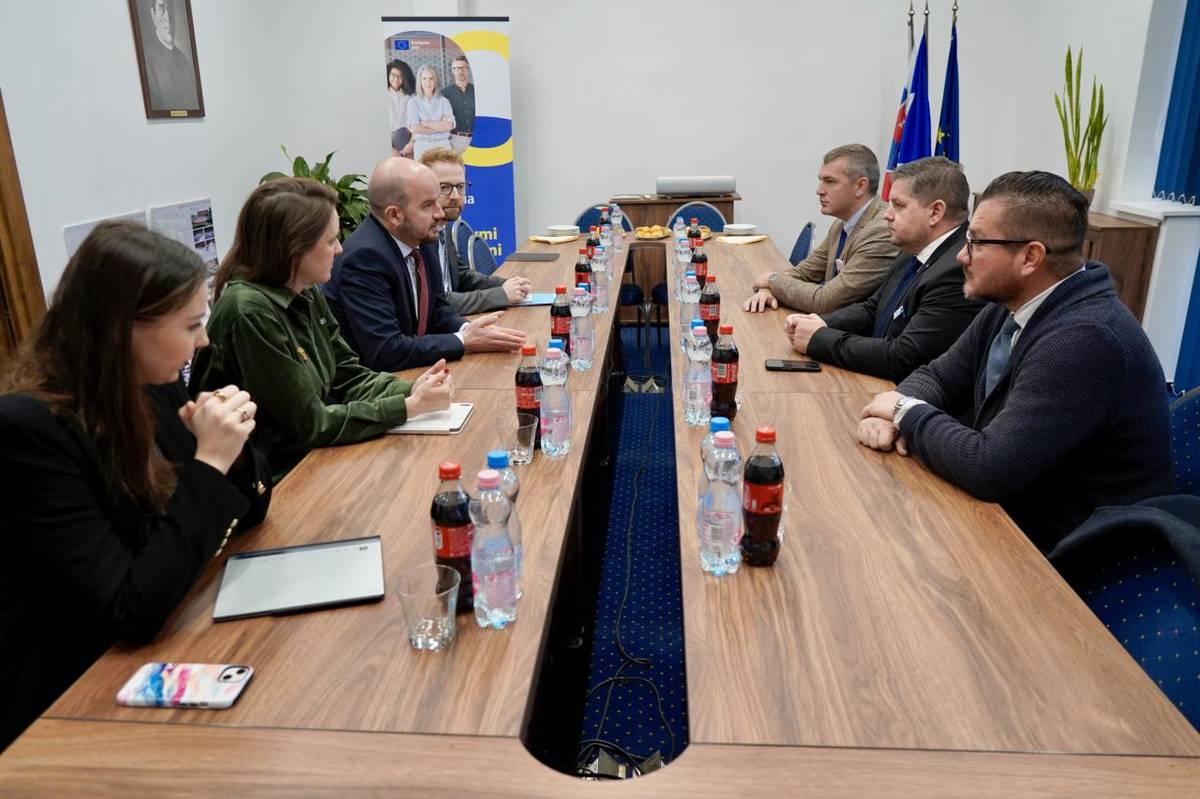 Dnes sme na Mestskom úrade prijali podpredsedu Národnej rady Slovenskej republiky Martina Dubéciho, MSc, ako aj Ľubicu Karvašovú, poslankyňu Európskeho parlamentu.