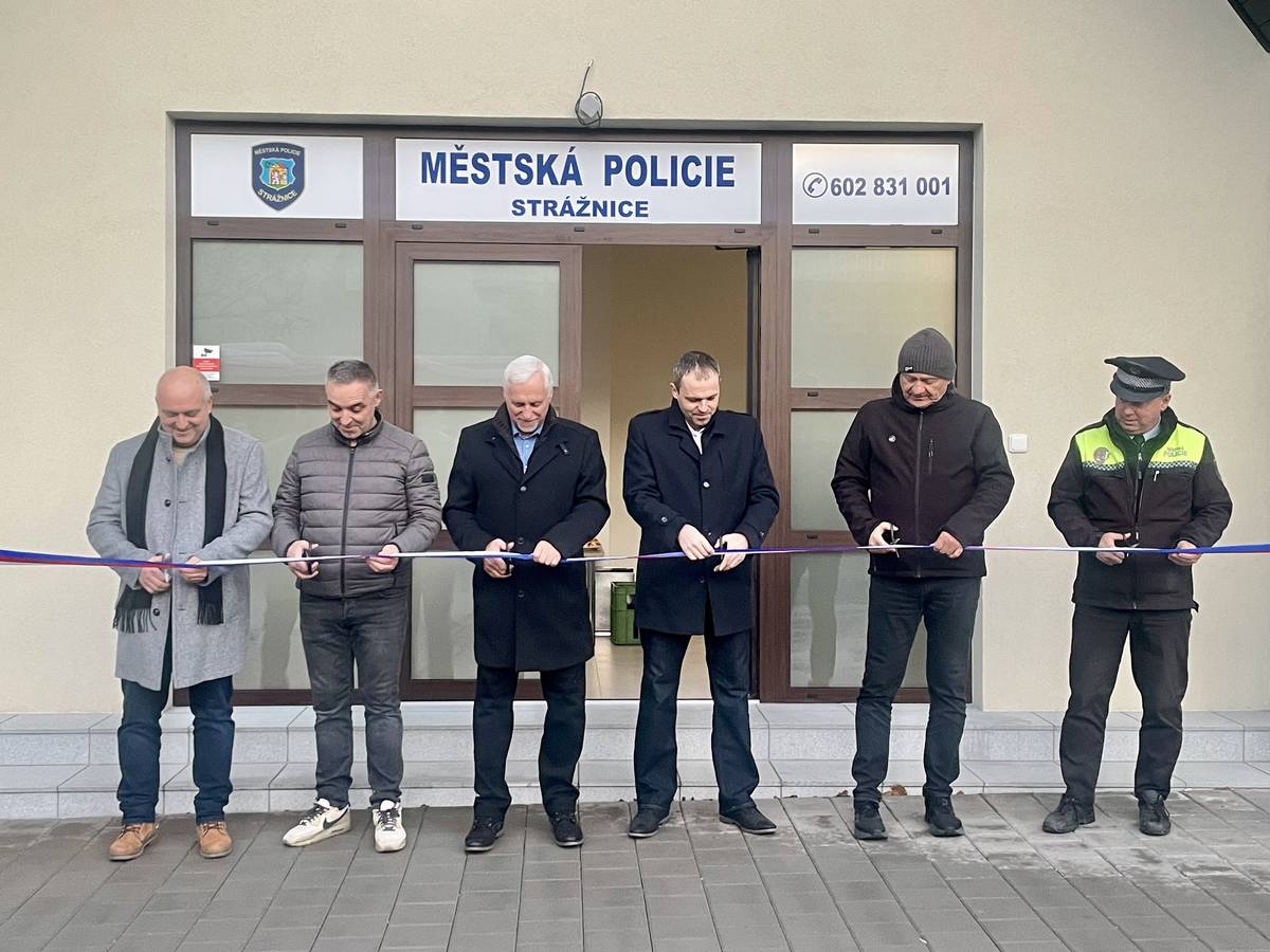 Ve čtvrtek 20. listopadu 2025 jsme na autobusovém nádraží slavnostně otevřeli novou služebnu Městské policie Strážnice. Prostory bývalého bufetu prošly rozsáhlou rekonstrukcí a proměnily se v moderní a plně vybavené zázemí pro naše strážníky 💼 Nová služebna pomůže ke zvýšení bezpečnosti a pořádku nejen v okolí nádraží, ale i v širší části města 👮♂️✨ Strážníci získávají lepší podmínky pro svou práci a možnost rychleji reagovat na podněty občanů. Slavnostního otevření se zúčastnilo vedení města, strážníci městské policie i zástupci dodavatelské firmy Stavební společnost Kněždub🤝 Po oficiální části si občané mohli nové prostory prohlédnout a podívat se, jak rekonstrukce změnila jejich podobu 🛠️➡️🏢  A malá perlička na závěr – na fotkách uvidíte i prvního čtyřnohého „hříšníka“, který utekl svému páníčkovi a byl tak vůbec prvním návštěvníkem nové služebny 🐶 Zjevně přišel zkontrolovat, jestli je vše v pořádku😄