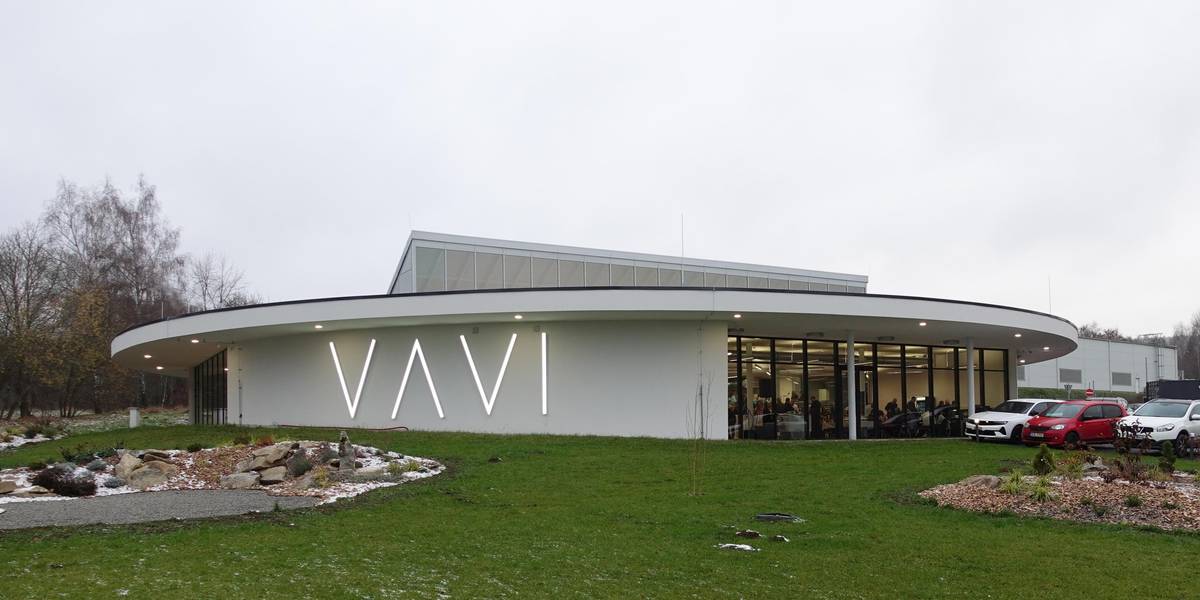 Společnost VAVI obohatila Vimperk zajímavou stavbou podle návrhu známého studia Mjölk architekti. Ve čtvrtek 20. listopadu 2025 tzv. Knoflík slavnostně otevřela a pozvaní hosté z celé republiky si mohli prohlédnout prostory nového sídla a zároveň výrobní haly. Stavba byla dokončena letos na jaře na pozemcích u silnice II/145 pod Hrabicemi, které firma koupila od města v roce 2015. V roce 2020 byla položena základová deska, dokončení se však nakonec protáhlo oproti předpokládanému roku 2022. V roce 2024 navíc téměř hotovou stavbu postihla havárie s vodou a vyplavila ji. Desetiletý příběh však nakonec přece jen skončil šťastně. Za město Vimperk k mimořádnému architektonickému počinu i letošnímu 35. výročí firmy VAVI gratulujeme a přejeme této místní a zároveň mezinárodní firmě další úspěchy.