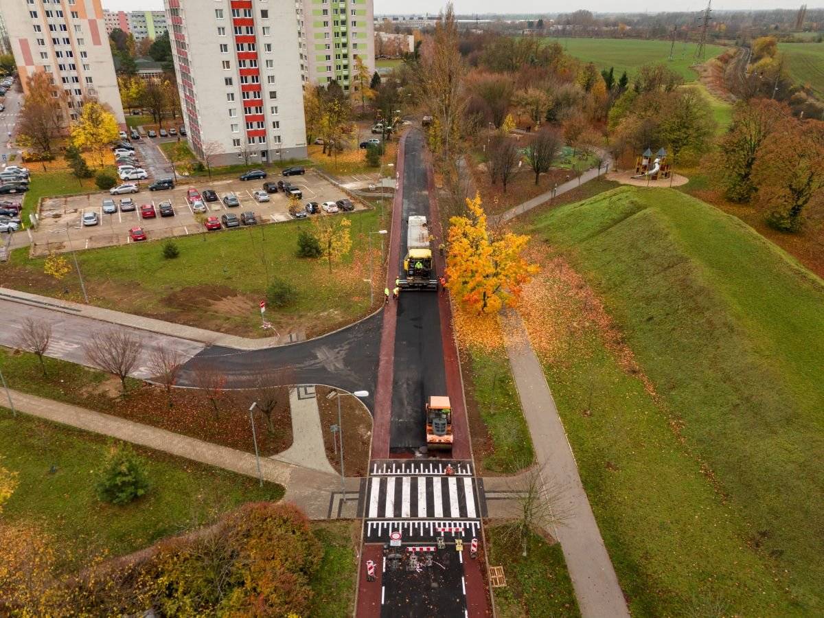 Pred malou chvíľou sme otvorili posledný rekonštruovaný úsek Čajkovského ulice – od križovatky s Čajkovského ulicou pri bytovom dome č. 6324/23, pozdĺž celého vonkajšieho oblúka areálu základnej školy Mozartova, až po križovatku s Mozartovou ulicou.     Od dnešného popoludnia je tak dvojkilometrová cesta okolo Prednádražia opäť prejazdná.     Na mieste je už nainštalované zvislé dopravné značenie, vodorovné značenie sa dokončí za priaznivého počasia.     Ďakujeme všetkým obyvateľom za trpezlivosť počas celej rekonštrukcie.     Viac informácií nájdete v tomto článku.