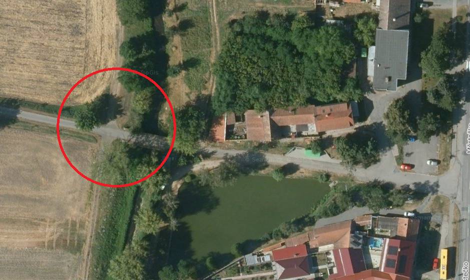 Od 24.11. do 25.11.2025 bude uzavřena křižovatka polních cest za mostem u rybníčka z důvodu stavby polní cesty C61 a navazující opravy křižovatky.