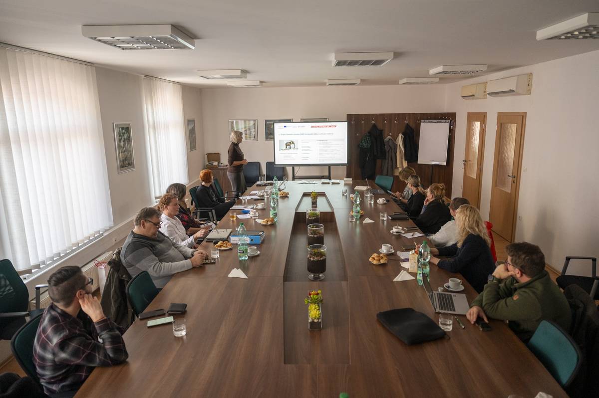 Na Mestskom úrade v Novom Meste nad Váhom sa 19. novembra 2025 uskutočnilo pracovné stretnutie odborníkov zo slovenskej aj českej strany Bielych/Bílých Karpát. Diskutovalo sa o ďalšom rozvoji cestovného ruchu, ochrane prírody a výsledkoch spoločného projektu Manažment udržateľnosti Biele Karpaty.  Viac informácií nájdete na webe mesta.  Stretnutie odborníkov zo Slovenska a Česka k projektu „Manažment udržateľnosti Biele/Bílé Karpaty“ na Mestskom úrade v Novom Meste nad Váhom | www.nove-mesto.sk