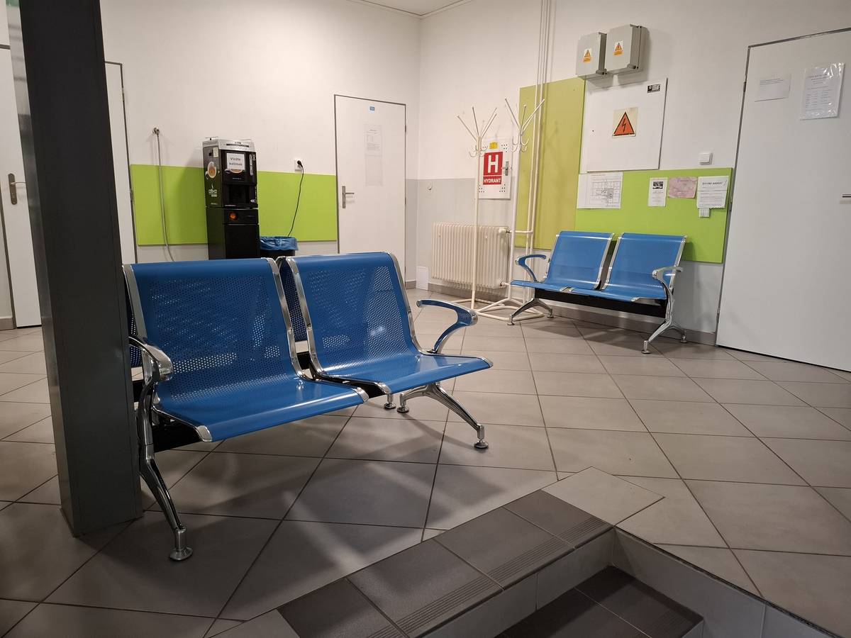 V pátek byly na zdravotním středisku vyměněny lavice v čekárnách pro pacienty. Na starých lavicích bylo poškozené čalounění z důvodu stáří. Nové lavice jsou na chodbách, v čekárně zubařů, v čekárně na gynekologii a v čekárně praktického lékaře.