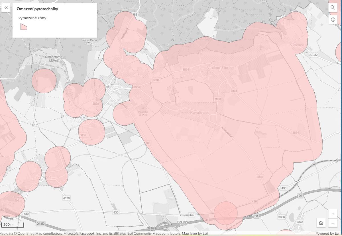 Vážení spoluobčané, od 1. prosince 2025 vstupuje v účinnost novela zákona č. 206/2015 Sb., o pyrotechnice, která zásadně mění pravidla pro používání zábavní pyrotechniky. CO SE MĚNÍ Nově se mj. zavádí celorepublikový zákaz odpalování pyrotechniky (včetně ohňostrojů a ohňostrojných prací) do vzdálenosti 250 metrů od tzv. chráněných objektů, jako jsou například: ·         nemocnice a léčebny s lůžkovou péčí ·         domovy pro seniory a podobná zařízení ·         útulky pro zvířata, ZOO, registrované chovy zvířat ·         další zařízení, která určí Ministerstvo zemědělství ·         Kategorie F1 zůstává povolena – jedná se o drobnou pyrotechniku, jako jsou prskavky či malé fontány. MAPOVÁ APLIKACE MZE připravilo mapovou aplikaci s přehledem zón, kde je pyrotechnika zakázána (kromě kategorie F1). https://agrigis.gov.cz/.../apps/instant/basic/index.html... (načítání oblasti trvá delší dobu). Účinnost zón platí od 1. 12. 2025. Děkujeme, že respektujete tato pravidla a jste ohleduplní ke svým spoluobčanům, domácím mazlíčkům i zvířatům v našem okolí. Přikládáme mapku zón v katastru a okolí obce Viničné Šumice, ve kterých je zakázáno zacházet s pyrotechnickými výrobky s výjimkou kategorie F1. Pro informaci o dalších místech využijte odkazu na mapovou aplikaci.