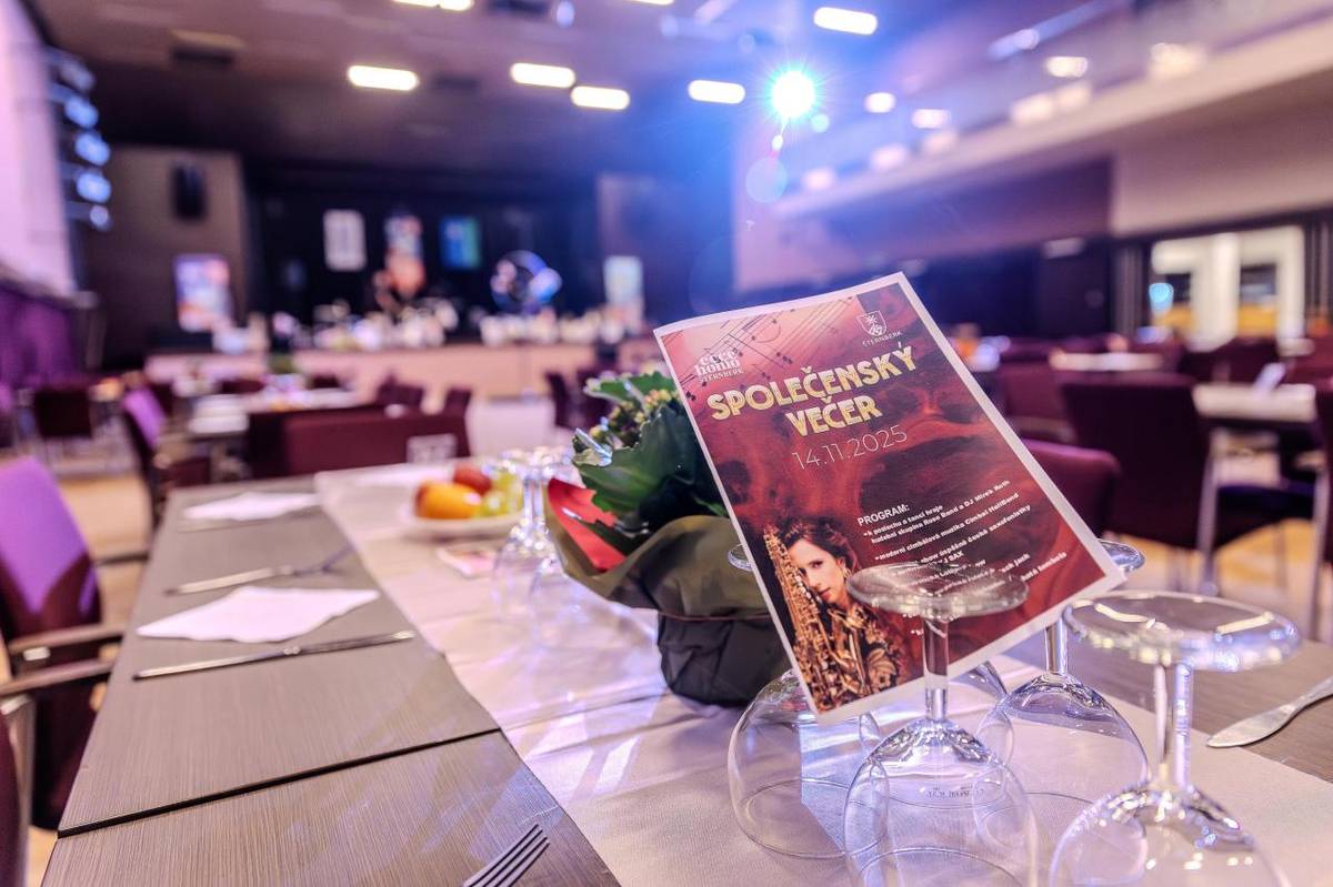 V pátek 14. listopadu byla v kulturním domě oblíbeným společenským večerem Automotoklubu Ecce Homo Šternberk a města zahájena plesová sezona. Děkujeme všem za návštěvu, pořadatelům za perfektní organizaci! Už teď se těšíme na další ročník!