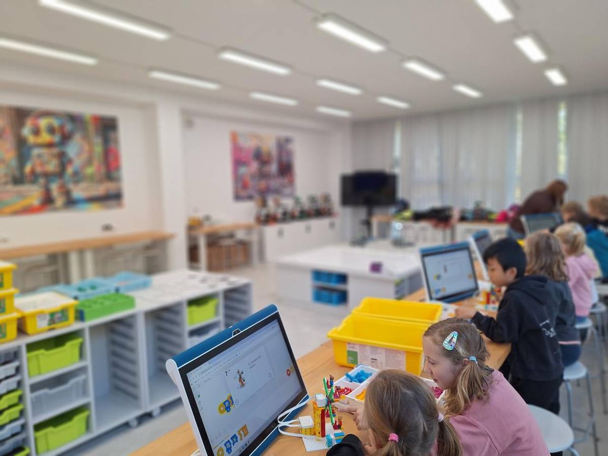 Díky projektu MAP Čáslavsko jsme měli možnost vyzkoušet si výuku v odborných učebnách v ZŠ Čáslav Sadová - robotika v učebně informatiky, pracovní výchova v dílně, nahlédli jsme do moderní knihovny i špičkové školní kuchyňky a nakonec nám nad hlavou prolétla raketa v chemické laboratoři.