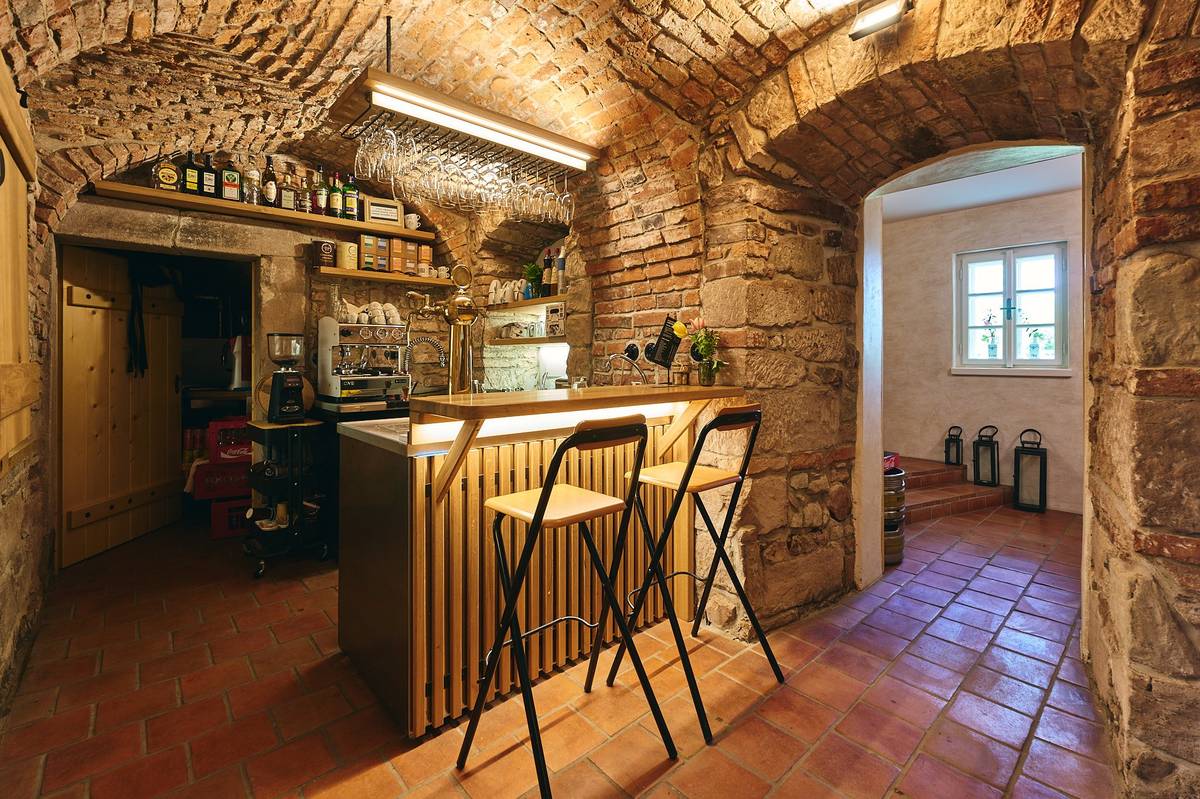 Informujeme návštěvníky Muzejní kavárny, že tuto sobotu 22. 11. bude kavárna otevřena pouze od 14:00 do 16:00 z provozních důvodů. Posedět můžete také v pátek od 16:00 do 20:00 a v neděli od 14:00 do 18:00. Těšit se můžete třeba na Svatomartinské víno, točené pivo Pilsner Urquell nebo lahodnou kávu s dezertem. Těšíme se na vás!